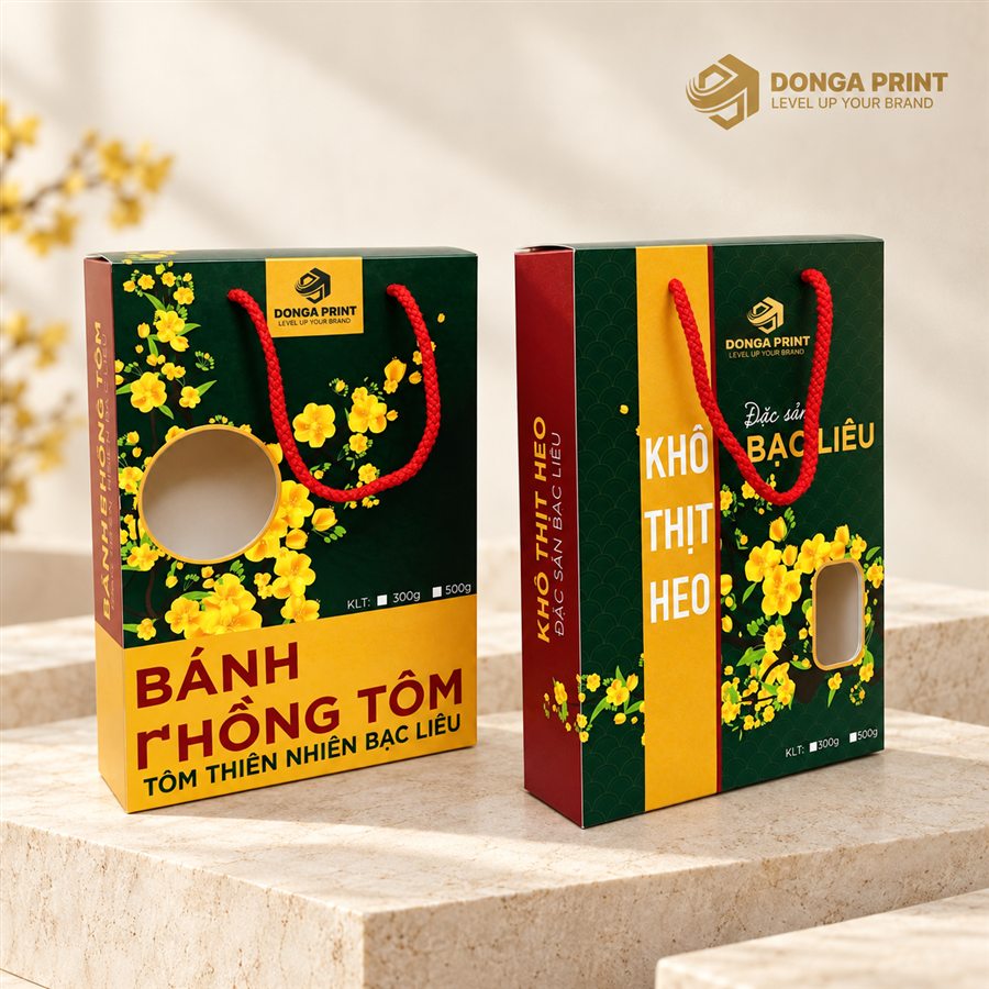 In Hộp Nắp Gập Theo Yêu Cầu: 5 Kiểu Hộp, Giấy & Lưu Ý Đặt In 19 Hai hộp giấy xanh lá vàng có quai dây đỏ và cửa sổ, in hộp nắp gập cho đặc sản làm quà