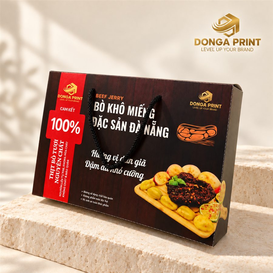 Hộp giấy ngang màu nâu đen có cửa sổ đựng bò khô, in ảnh sản phẩm và chữ đặc sản