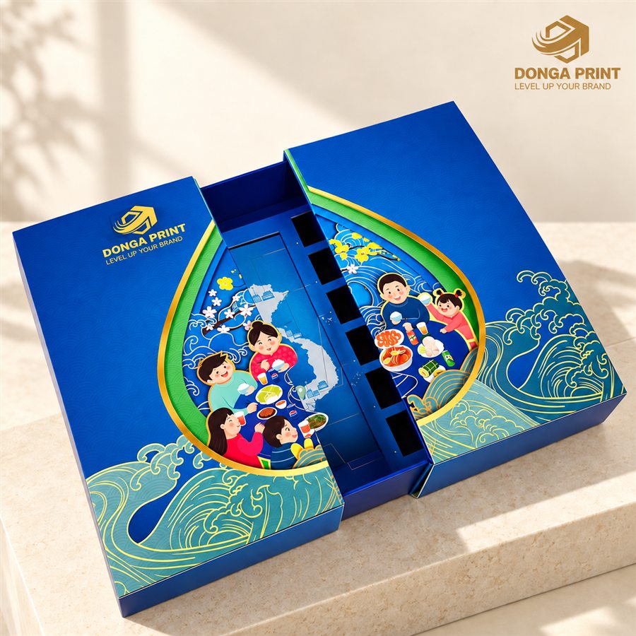 Hộp giấy cứng màu xanh dương mở trượt hai bên, bên trong có khay ngăn, hoạ tiết gia đình quây quần